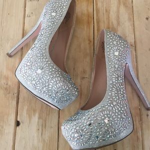 SILVER PUMPS WITH RHINESTONE!